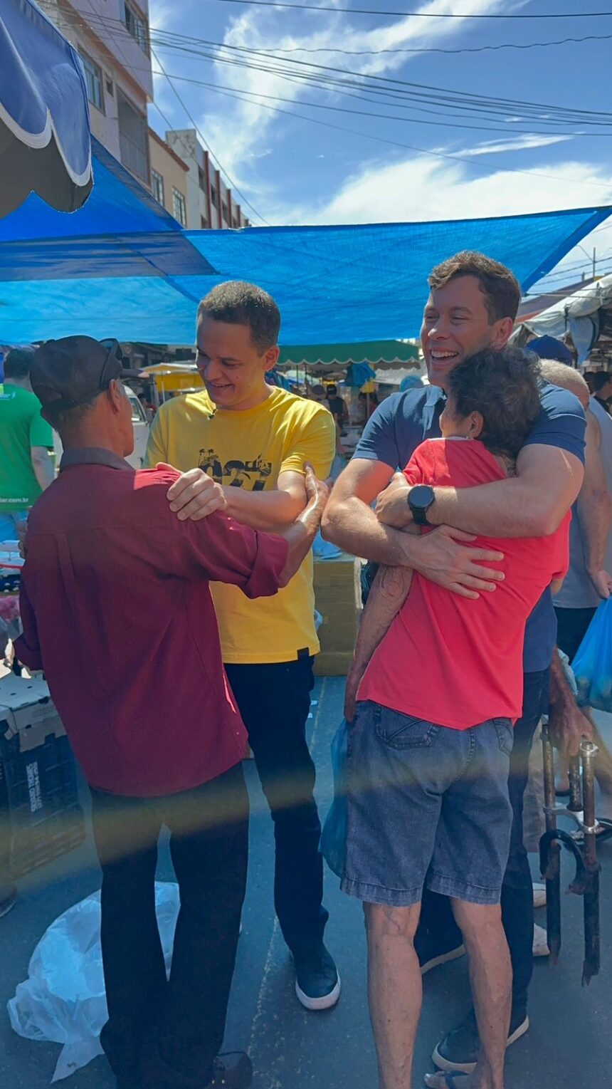 Arnaldinho e Pazolini nos braços do Povo na feira do Aribiri neste domingo.