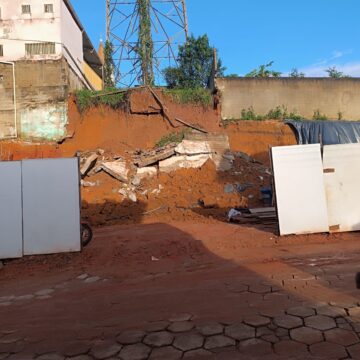 Defesa Civil aponta risco em torre de telefonia no centro de Divino de São Lourenço