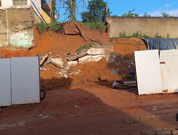 Defesa Civil aponta risco em torre de telefonia no centro de Divino de São Lourenço