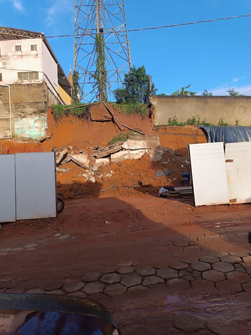 Defesa Civil aponta risco em torre de telefonia no centro de Divino de São Lourenço