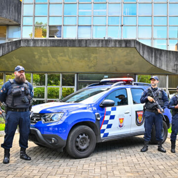 Viatura da guarda municipal em frente à fachada da PMV Vitória registra redução de 50% nos homicídios em fevereiro