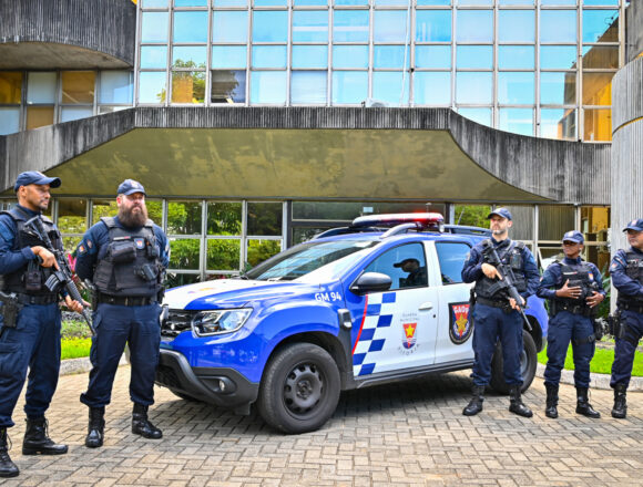 Viatura da guarda municipal em frente à fachada da PMV Vitória registra redução de 50% nos homicídios em fevereiro