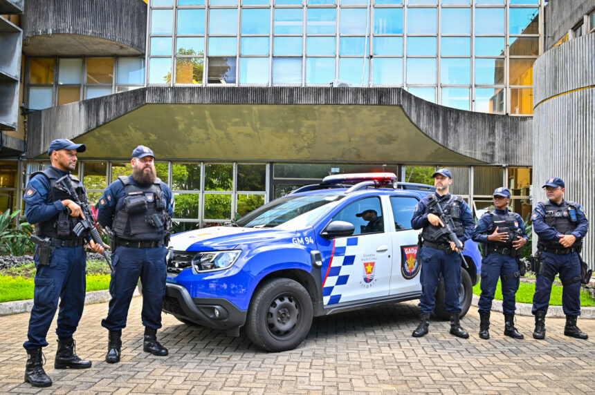 Viatura da guarda municipal em frente à fachada da PMV Vitória registra redução de 50% nos homicídios em fevereiro