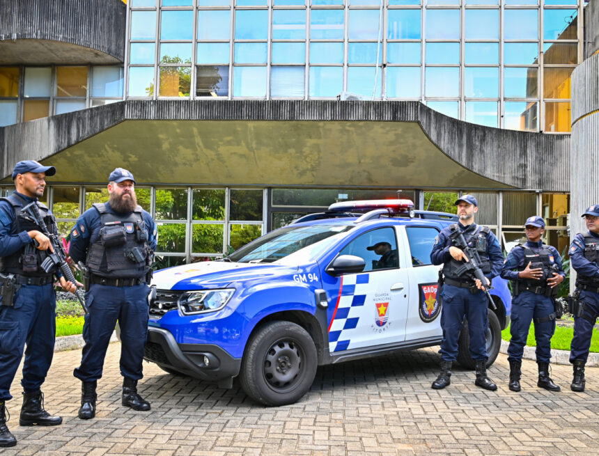 Viatura da guarda municipal em frente à fachada da PMV Vitória registra redução de 50% nos homicídios em fevereiro