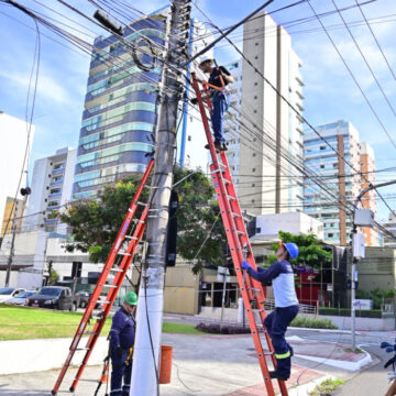 Vitória recebe ação para retirada de fios e postes Vitória recebe ação para retirada de fios e cabos inutilizados de postes