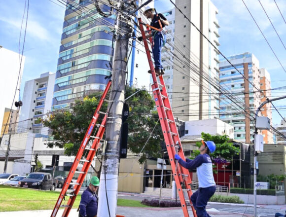 Vitória recebe ação para retirada de fios e postes Vitória recebe ação para retirada de fios e cabos inutilizados de postes