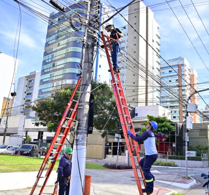 Vitória recebe ação para retirada de fios e cabos inutilizados de postes