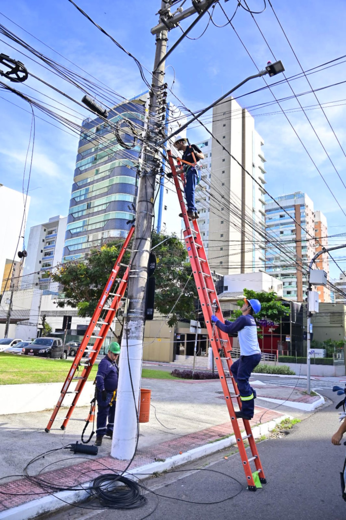 Vitória recebe ação para retirada de fios e postes Vitória recebe ação para retirada de fios e cabos inutilizados de postes