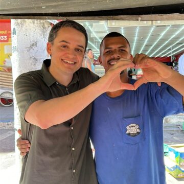 ac8cf81f-209f-4688-8e34-e61380774d21 Lorenzo Pazolini visita feira de Campo Grande e recebe manifestações de apoio e sugestões da população