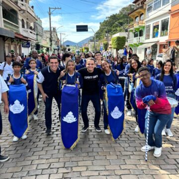 PHOTO-2026-06-21-12-29-51 Pazolini e Erick Musso participam de desfile estudantil em Muqui e são recebidos com carinho pela população