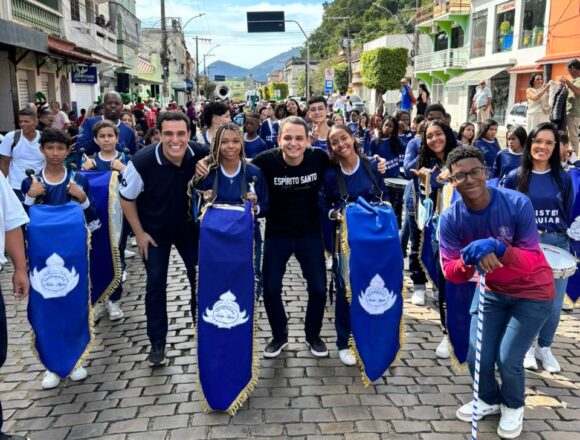 PHOTO-2026-06-21-12-29-51 Pazolini e Erick Musso participam de desfile estudantil em Muqui e são recebidos com carinho pela população