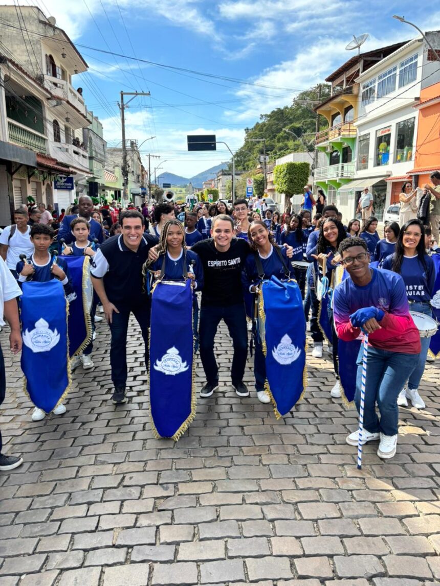 PHOTO-2026-06-21-12-29-51 Pazolini e Erick Musso participam de desfile estudantil em Muqui e são recebidos com carinho pela população