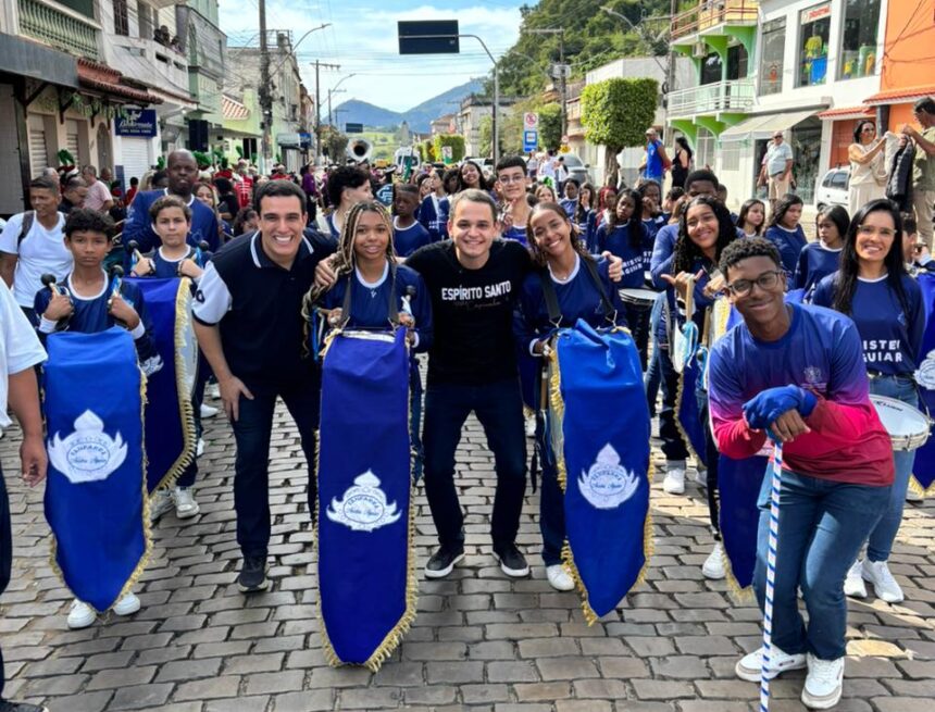 PHOTO-2026-06-21-12-29-51 Pazolini e Erick Musso participam de desfile estudantil em Muqui e são recebidos com carinho pela população