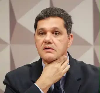 Justiça Eleitoral proíbe Ricardo Ferraço de divulgar propaganda com Flávio Bolsonaro e considera ato indício de fake news